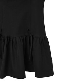 Schwarzes Kleid mit tailliertem Oberteil, ausgestelltem Rüschensaum und Zugbanddetails an den Seiten. Hergestellt aus einem weichen, strukturierten Stoff.