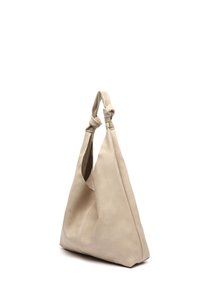 Bežna usnjena torba z edinstvenim ročajem v obliki vozla, ki se ponaša z mehko teksturo in trikotno obliko. Brez vidnih okrasnih elementov ali kovinskih delov.