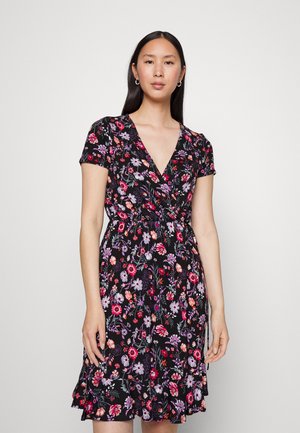 Vestido preto floral com mangas curtas, decote em V profundo, cintura ajustada e barra rodada. Apresenta padrões de flores roxas, vermelhas e cor-de-rosa por todo o vestido.