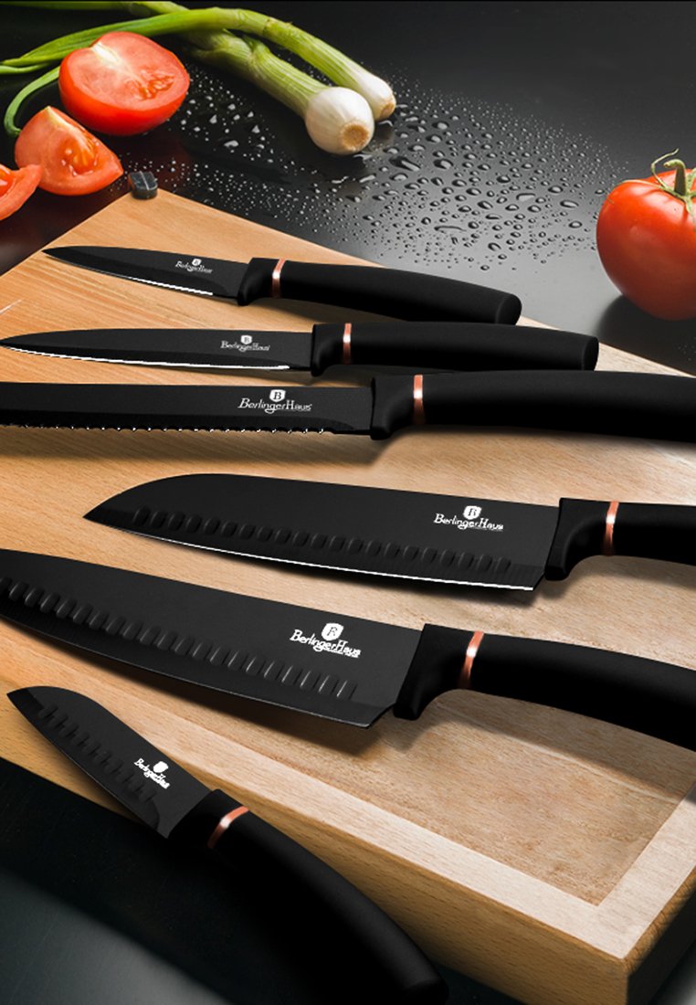 Zestaw czarnych noży kuchennych na drewnianej desce do krojenia; zawiera noże o różnych długościach ostrzy, teksturowane uchwyty i miedziane akcenty.