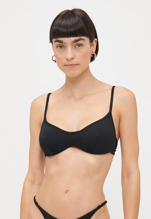 Svart bikinitopp med tynne justerbare stropper, en strukturert undertråd-design og en jevn stofftekstur. Ingen synlige mønstre eller detaljer.