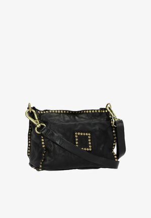 Borsa a tracolla in pelle nera con borchie dorate lungo i bordi e un accento a quadrato borchiato. Include una tracolla removibile con accessori.