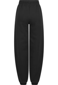 Juodos spalvos elastinės juosmens kelnės su surinktais kulkšnių manžetais, pagamintos iš minkštos medžiagos, pateiktos gulint plokščiai, be matomų logotipų ar raštų.