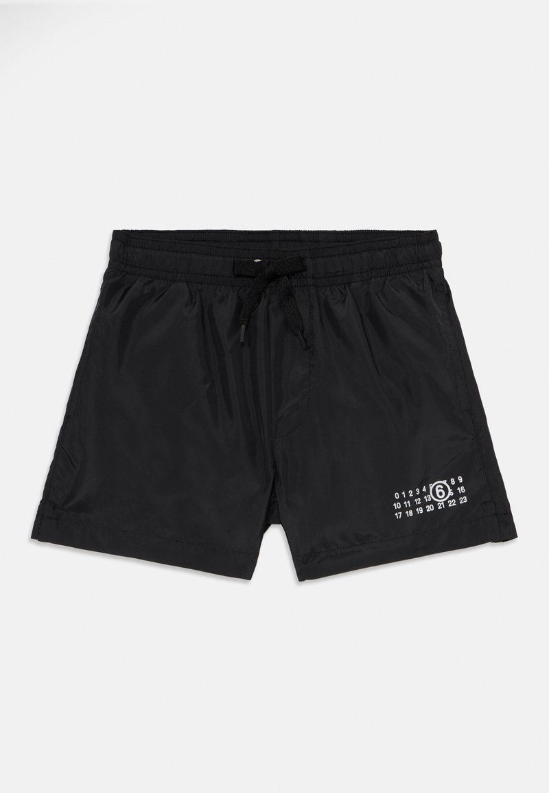 Svarta badshorts tillverkade av lätt material. De har en elastisk midja med snörning och en tryckt vit kalenderdesign på sidan.