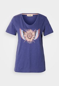 Μπλέ navy κοντομάνικο t-shirt με κεντρικό σχέδιο που διαθέτει λαμπερά στοιχεία και σχέδιο φτερών; μαλακό, υφασμάτινο υλικό.