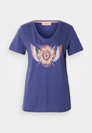 Kratka majica s kratkimi rokavi v mornarsko modri barvi, ki ima osrednjo grafiko z bleščečimi detajli in obliko kril; mehka, teksturirana tkanina.