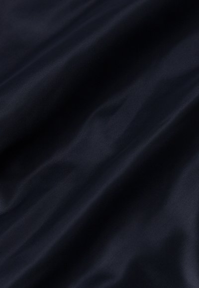 Tessuto blu navy scuro con una consistenza liscia e leggermente lucida, che mostra pieghe e drappeggi sottili. Il materiale sembra leggero e flessibile.