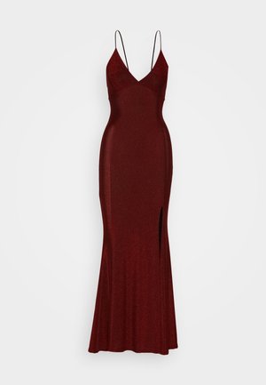 Rotes, schimmerndes Abendkleid mit taillierter Silhouette, tiefem V-Ausschnitt, verstellbaren Trägern und einem hohen Schlitz bis zum Oberschenkel. Glatte, elegante Textur.