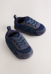 Scarpe per bambino in navy in mesh e suede, con punta chiusa, design con lacci, dettagli testurizzati e un'etichetta ad anello sul tallone.