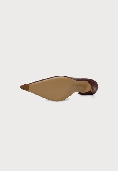 Chaussure à talon haut en cuir marron à bout pointu, vue de dessous avec semelle beige et talon stiletto fin.