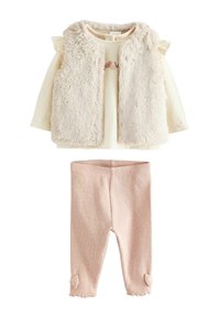 Roomwitte lange mouw shirt met een fluffy vest en lichtroze ribgebreide leggings met kleine strikjes bij de enkels, voor baby's of peuters.