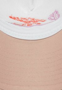 Baseballmütze mit einem weißen Kopfteil, das mehrfarbige Blumenmuster aufweist, und einem pinken, strukturierten Schirm. Weicher Stoff, lässige Form.