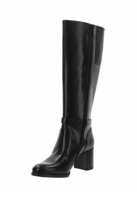 Bota negra de cuero hasta la rodilla con tacón de bloque. Presenta un cierre lateral y un detalle de correa alrededor del tobillo. Textura suave, diseño elegante.