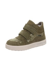 Zielony zamszowy but sportowy typu high-top z podwójnymi paskami na rzep, teksturowanymi akcentami, wyściełanym kołnierzem i białą gumową podeszwą. Posiada wodoodporną membranę.