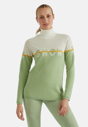 Hellgrüner, gestrickter Pullover mit hohem Kragen, der "SNOW" in Weiß und Orange sowie Schneeflockenmuster auf den Ärmeln zeigt.