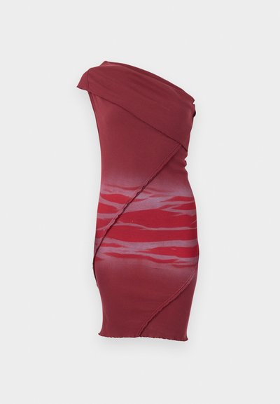 Abito bodycon di un rosso scuro, con design a spalla unica, texture a costine e motivi ondulati astratti di un rosso più chiaro su tutta la stoffa.