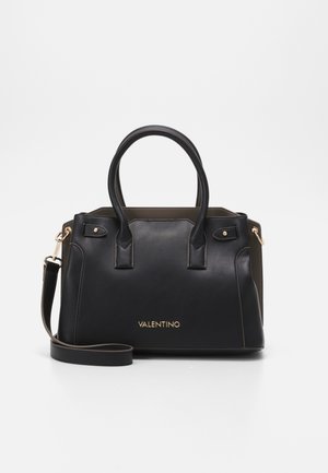 Czarna skórzana torebka Valentino z podwójnymi uchwytami u góry, odpinanym paskiem na ramię oraz złotym logo na środku przodu, na jednolitym białym tle.