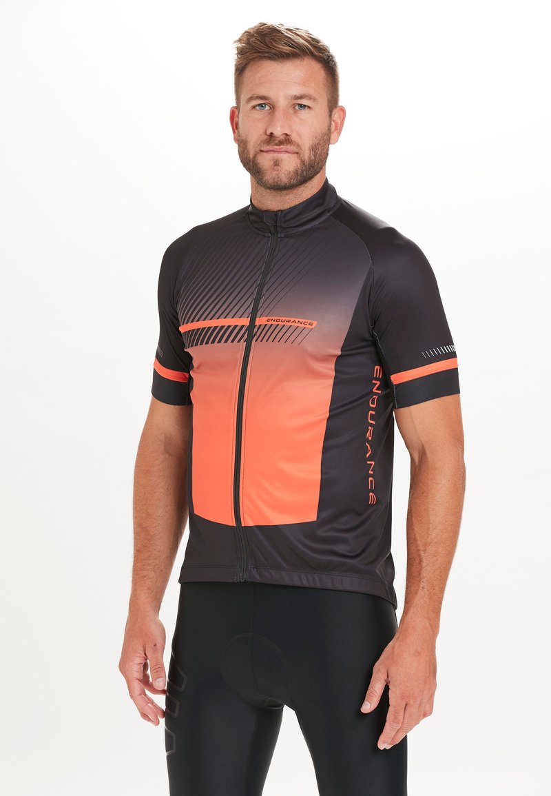 Korte mouwen fietsjersey in een verloop van zwart naar oranje met geometrische patronen, volledige rits en een accent van het "ENDURANCE" logo.