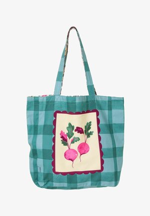 Grün und türkis karierte Einkaufstasche mit zwei pinken Radieschen und grünen Blättern, gedruckt auf einem cremefarbenen quadratischen Panel mit gewelltem lila Rand.