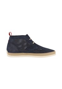 Stivaletti alla caviglia in pelle perforata blu navy con suola in gomma beige e lacci marrone chiaro. Accento rosso sul pelo del tacco. Design informale e traspirante.
