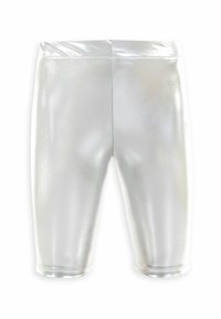 Sølvmetallic shorts med en glat, strålende overflade, der har et tætsiddende design og elastisk talje, der slutter over knæet.