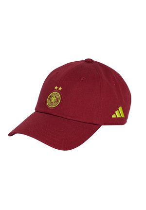 Rode katoenen honkbalpet met gele accenten. Heeft een rond Duits embleem en twee sterren aan de voorkant; Adidas-logo aan de zijkant.
