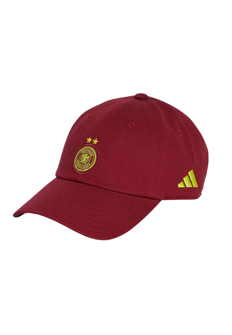 Crvena pamučna baseball kapa s žutim detaljima. Na prednjoj strani ima okrugli njemački grb i dvije zvijezde; logotip Adidasa sa strane.