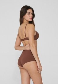 Bra und hochgeschnittene Unterwäsche in Braun, gefertigt aus glattem Stoff und ausgestattet mit verstellbaren Trägern und nahtlosem Design.
