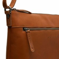 Borsa a spalla in pelle marrone con finitura liscia, apertura con cerniera e tracolla rimovibile. Presenta logo impresso e dettagli in metallo.