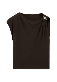 Haut court à manches courtes de couleur marron foncé avec un col drapé, présentant un accent décoratif en argent à l'épaule et un tissu doux et texturé.