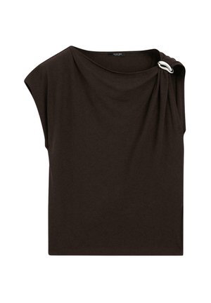 Haut court à manches courtes de couleur marron foncé avec un col drapé, présentant un accent décoratif en argent à l'épaule et un tissu doux et texturé.