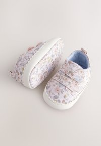 Scarpe per bambini con motivo floreale, realizzate in tessuto pastello con chiusure a strappo, suole di gomma bianche e una morbida fodera blu. Design arrotondato.