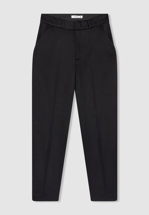 Pantaloni neri con finitura liscia e opaca, gambe affusolate, tasche laterali e vita aderente con passanti per la cintura.