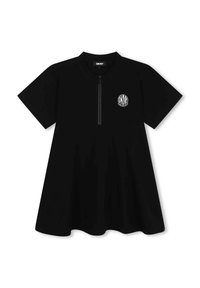 Robe noire à manches courtes avec un col rond, fermeture éclair demi-longueur et un logo sur la poitrine gauche. Silhouette évasée et texture lisse.