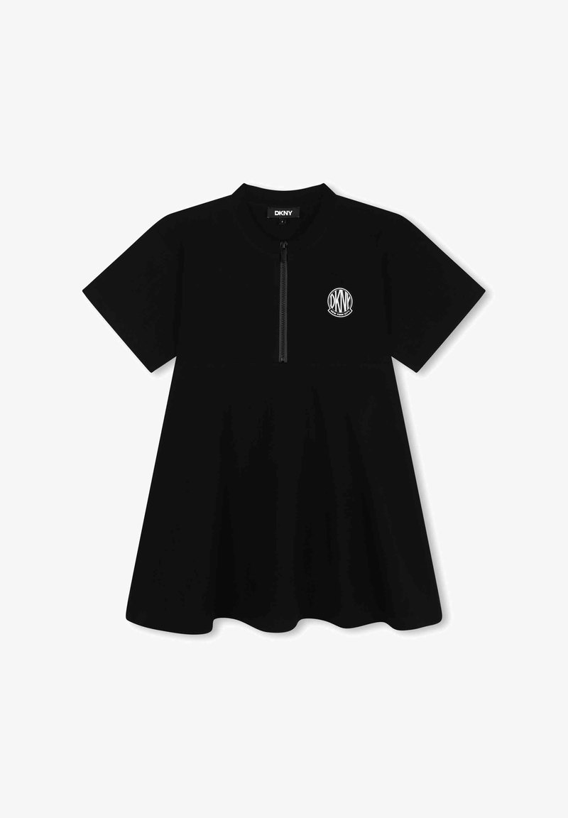 Robe noire à manches courtes avec un col rond, fermeture éclair demi-longueur et un logo sur la poitrine gauche. Silhouette évasée et texture lisse.