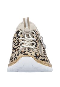 Sneaker con stampa leopardo, tomaia in tessuto beige, suola in gomma bianca, lacci elastici, dettagli con zip e un tab di contrasto sul tallone.