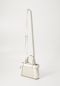 Witte leren handtas met een afneembare schouderband, gouden hardware, gestructureerd ontwerp en een gemêleerd paneel aan één zijde. Compact met dubbele handgrepen.
