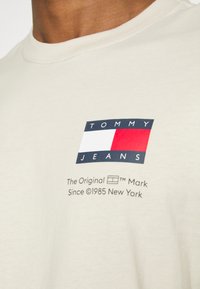 Tommy Jeans ESSENTIAL FLAG TEE  - Paprasti marškinėliai - beige