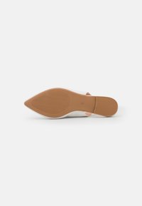 Spitz zulaufender Schuh mit einem weißen Obermaterial, beigem Boden und einer glatten Oberfläche. Verfügt über ein Slipper-Design mit einem niedrigen, geschwungenen Absatz.