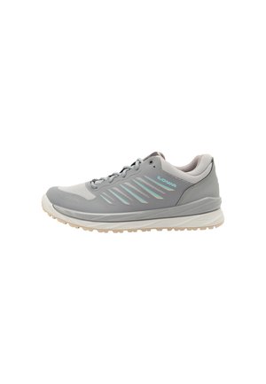 Scarpe sportive grigie con una combinazione di materiali in rete e sintetici, suola in gomma testurizzata e dettagli riflettenti in blu.