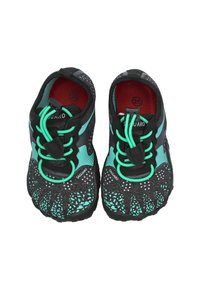 Un par de zapatos de agua infantiles en negro y turquesa con cordones elásticos verdes y suelas interiores rojas, tamaño 25, marca Saguaro.