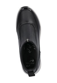 Czarne buty wsuwane z błyszczącym noskiem, teksturowanymi bocznymi panelami, z zapięciem na zamek błyskawiczny i białą podeszwą. Wnętrze cechuje kierunkowy wzór.