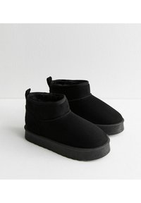 Czarne botki za kostkę o miękkim, teksturowanym wykończeniu, okrągłym nosku, elastycznym dopasowaniu wokół kostki oraz płaskiej gumowej podeszwie. Wyłożone luksusowym wnętrzem.