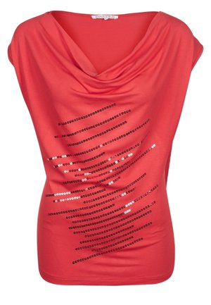 Rotes Top mit Kapuze aus weichem Stoff, das schwarze Paillettenstreifen enthält, die diagonal über die Vorderseite verlaufen. Design mit kurzen Ärmeln.