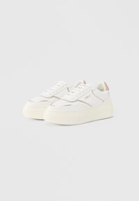 Λευκά αθλητικά παπούτσια με σχέδιο υφής, με παχιά, κρεμ σόλα και ανοιχτές χρυσές λεπτομέρειες στη φτέρνα και στις πλευρές. Ορατό το λογότυπο "FURLA".