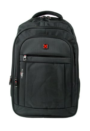 Zwarte stoffen rugzak met meerdere vakken met rits en een rood-zwart logo op het voorvak, geïsoleerd op een witte achtergrond.