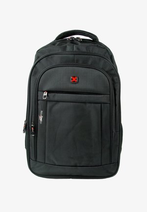 Schwarzer Stoffrucksack mit mehreren Reißverschlussfächern und einem rot-schwarzen Logo auf der Vordertasche, isoliert vor weißem Hintergrund.