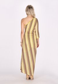 Maxikleid mit einem Schulterträger in einem Wellenmuster-Design in Gelb, Braun und Rosa, mit glattem Stofftextur und fließendem Schnitt.