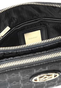 Borsa nera con hardware dorato, scomparti con zip e logo testurizzato. Interno foderato con tessuto a fantasia e etichetta del marchio.