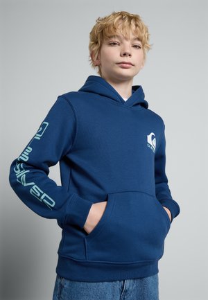 Sininen huppari, jossa on etutasku, rintaosassa logo ja tyylikäs teksti printti hihassa, valmistettu pehmeästä puuvillasekoitteesta.